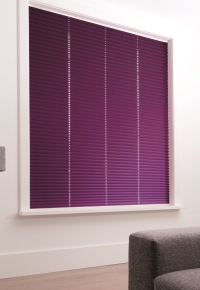 Fenster mit violettem Sichtschutz